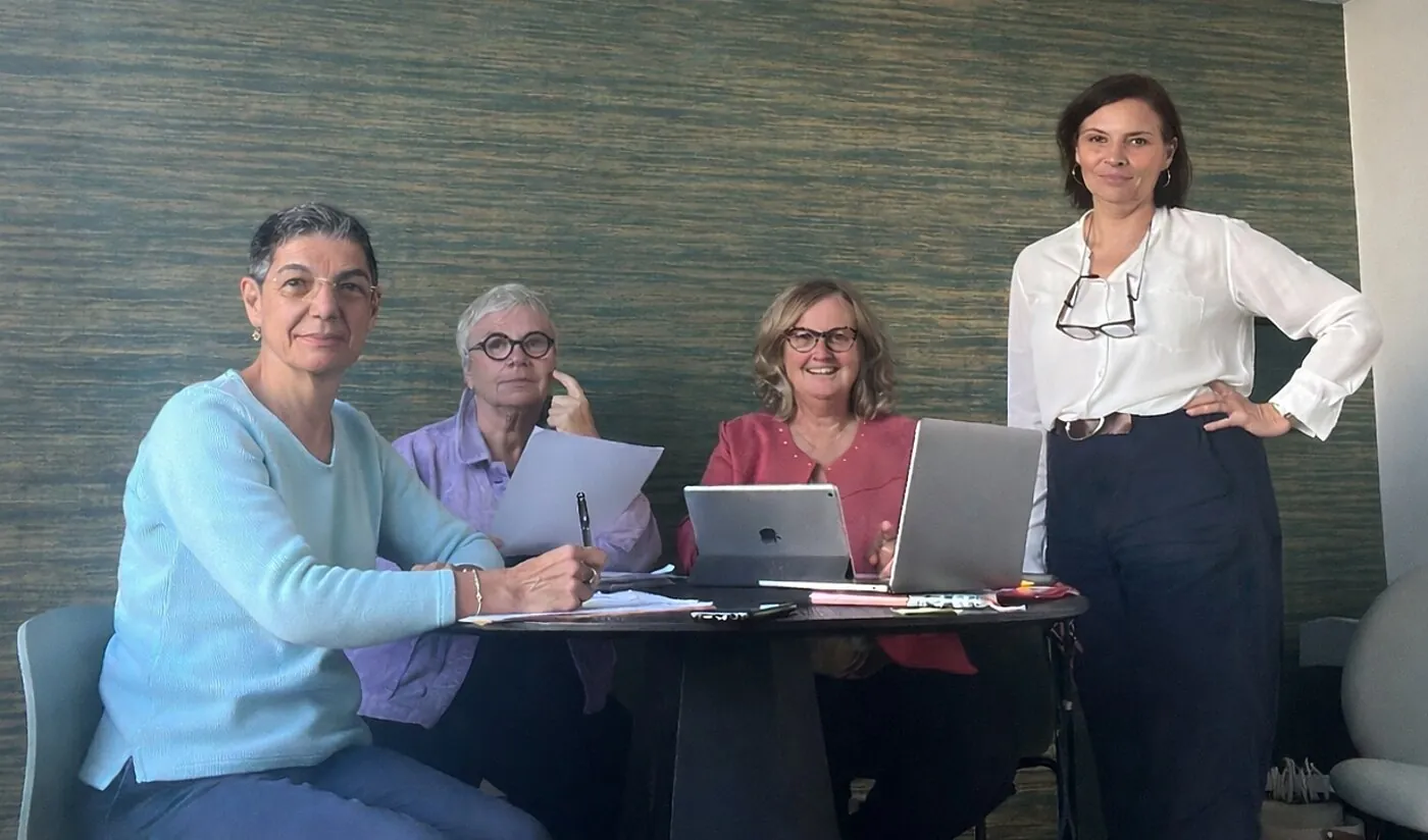 Les quatre consultantes de Métis & Maïa réunies autour d'une table de travail
